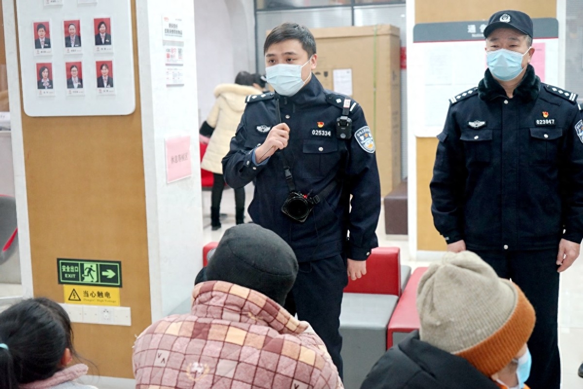 警察防诈骗视频_帅气民警拍摄反诈骗视频_民警爆笑视频教防骗