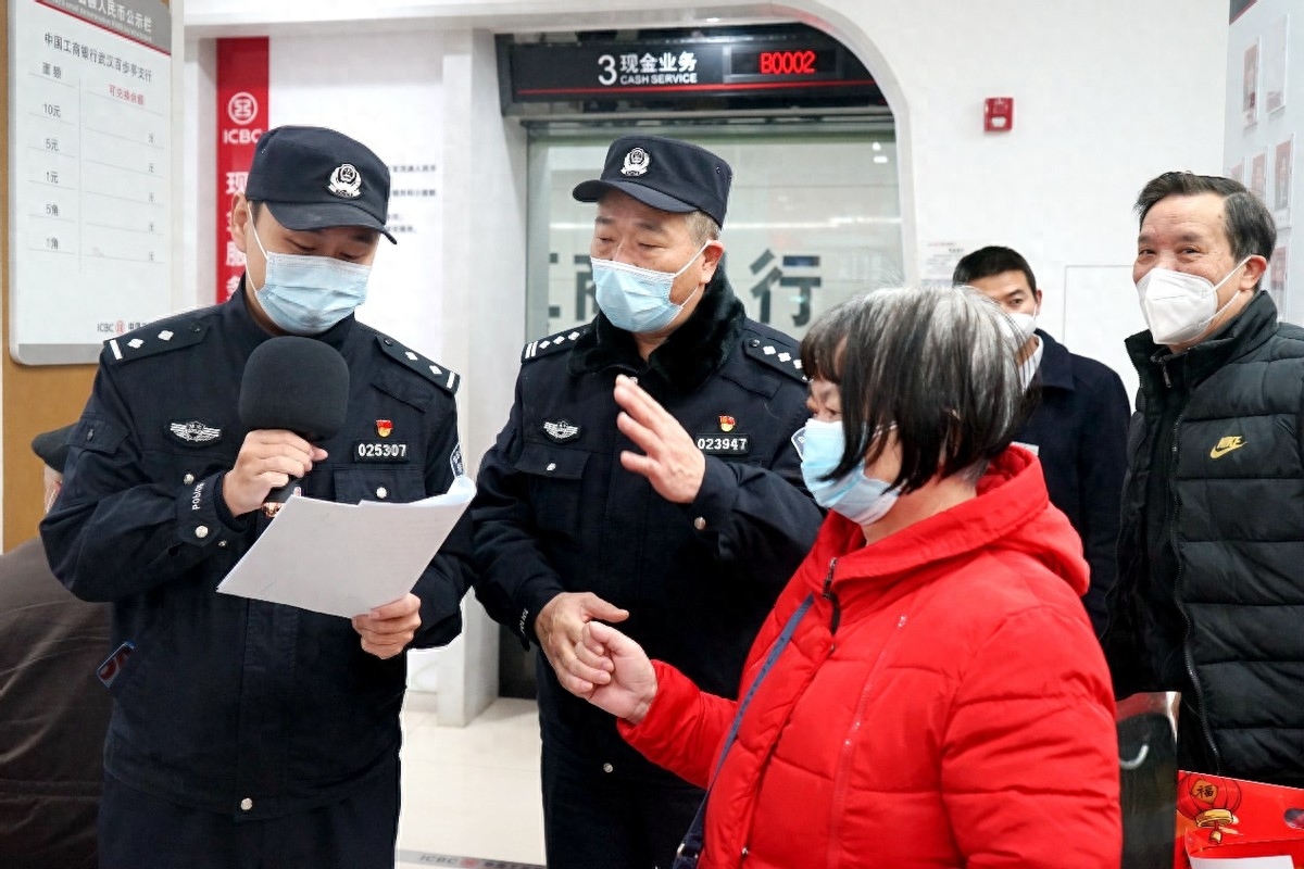 警察防诈骗视频_帅气民警拍摄反诈骗视频_民警爆笑视频教防骗