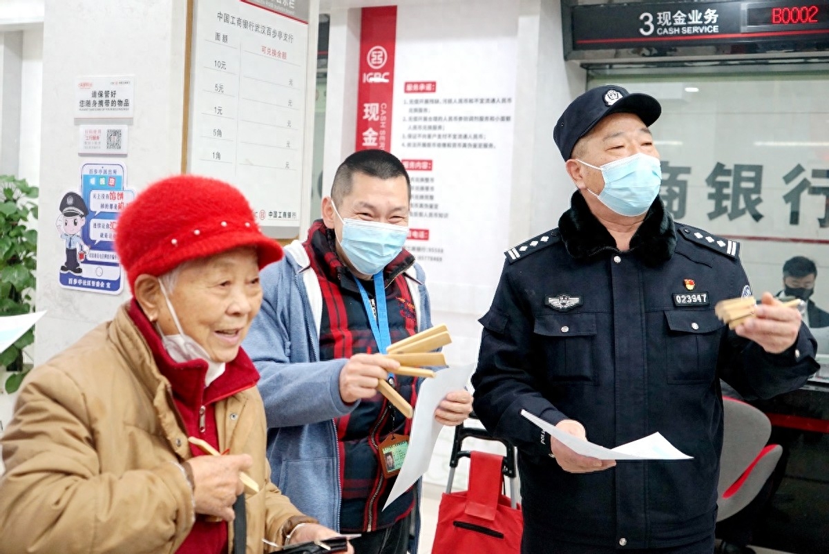 民警爆笑视频教防骗_警察防诈骗视频_帅气民警拍摄反诈骗视频